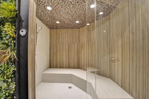 Cozy Beachfront Condo w Beach Service 1410 in Miami Beach, USA