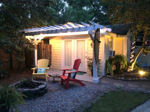 Romantic Beach Style Cottage close to everything! in Whitehouse Plantation, USA