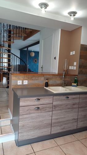 廚房, Le gîte de Santrop - 1km de la plage - Lac de Saint-Pardoux - Proche A20 (Le gite de Santrop - 1km de la plage - Lac de Saint-Pardoux - Proche A20) in 加爾唐普河畔貝西納