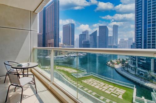 ShoresInn - Serene Retreat with Waterfront Views, Dubai