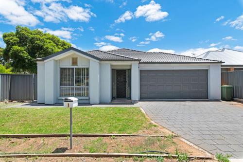 Buitenkant, Family Home For A Fiesta in Elizabeth