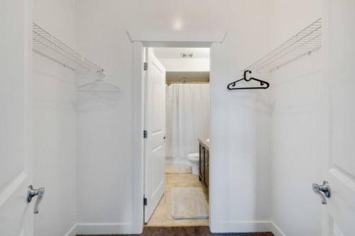 Private Apartment with 2 queen beds, living area and 2 washrooms including laundary in Surrey, Canada