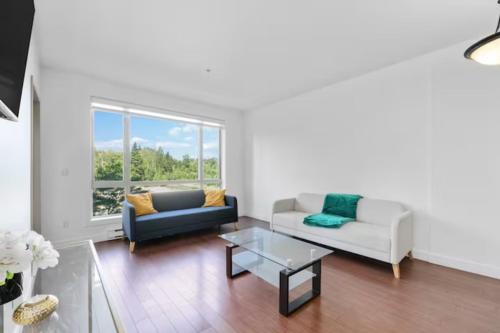 Private Apartment with 2 queen beds, living area and 2 washrooms including laundary in Surrey, Canada