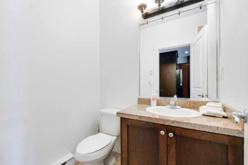 Private Apartment with 2 queen beds, living area and 2 washrooms including laundary in Surrey, Canada