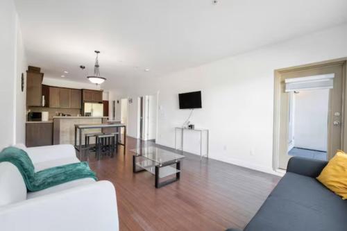 Private Apartment with 2 queen beds, living area and 2 washrooms including laundary in Surrey, Canada