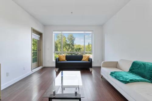 Private Apartment with 2 queen beds, living area and 2 washrooms including laundary in Surrey, Canada