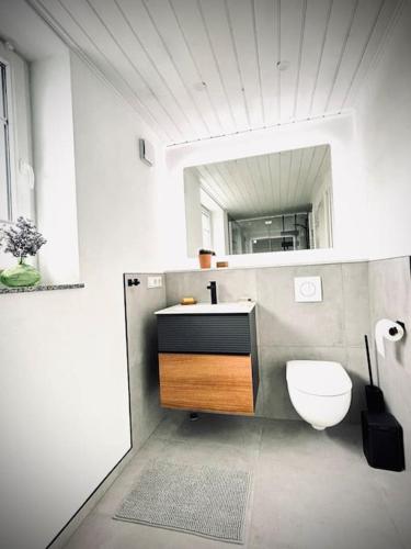 Vannituba, Ruhiges Lay-Haus in der Vulkaneifel, bis zu 7 Personen mit Terrasse, Garten und Kamin in Strohn
