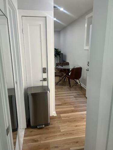 2BR Columbia Heights APT Walk 2 Metro & Shops in Washington, USA