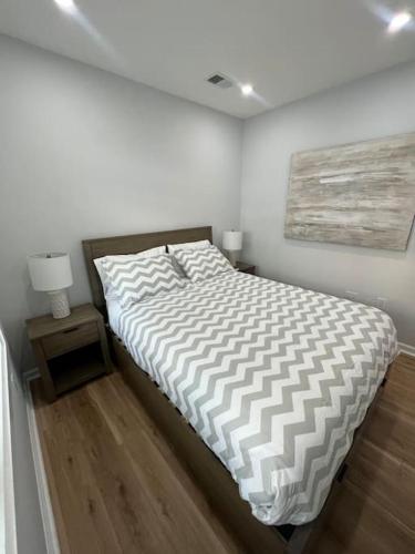 2BR Columbia Heights APT Walk 2 Metro & Shops in Washington, USA