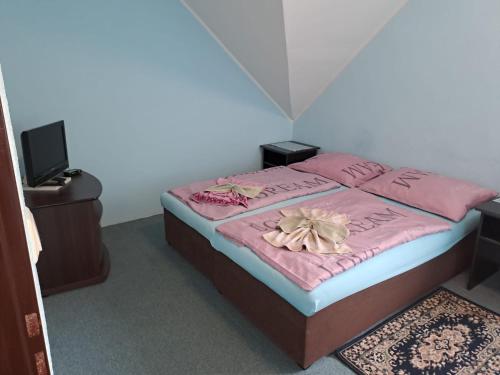 1 double bed, 2 twin beds