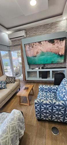 ห้องส่วนกลางสำหรับนั่งเล่น/ดูทีวี, Your private paradise close by the beach! in บูคูรุย
