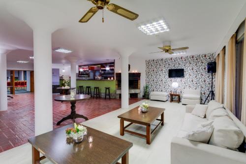 gedeelde lounge/tv-ruimte, Hotel Royal in Colonia del Sacramento