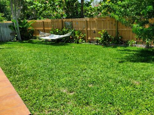All Pets Welcome, Across From Beach, Tiki Hut in Jensen Beach, USA