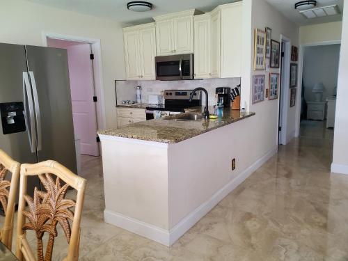 All Pets Welcome, Across From Beach, Tiki Hut in Jensen Beach, USA