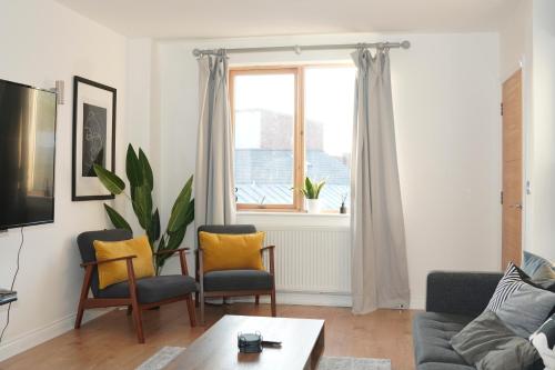 Spacious 4BR 4BA gated townhouse with balconies, Central JQ, Бирмингем