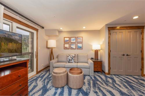 NEW! Marriott Slope View Ski in Ski out Luxury Studio Sleeps 4 Full kitchen, Amenities & Fee Parking in Breckenridge (CO)