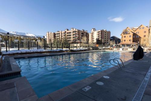 Vistas, NEW! Marriott Slope View Ski in Ski out Luxury Studio Sleeps 4 Full kitchen, Amenities & Fee Parking in Breckenridge (CO)