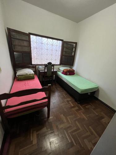 2 twin beds