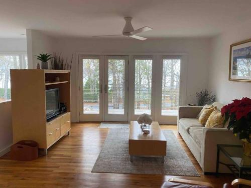 Renovated and Spacious Summer Home with Water View in Схід Маріон