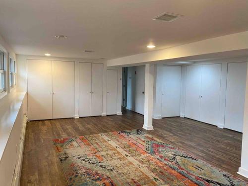 Renovated and Spacious Summer Home with Water View in Схід Маріон