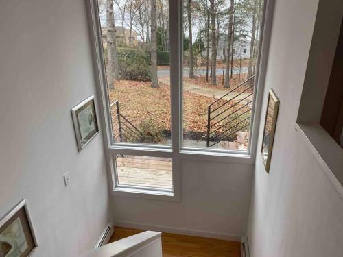 Renovated and Spacious Summer Home with Water View in Схід Маріон