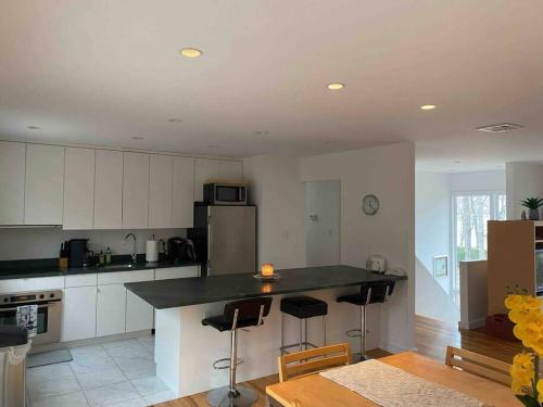 Renovated and Spacious Summer Home with Water View in Схід Маріон