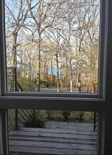 Renovated and Spacious Summer Home with Water View in Схід Маріон