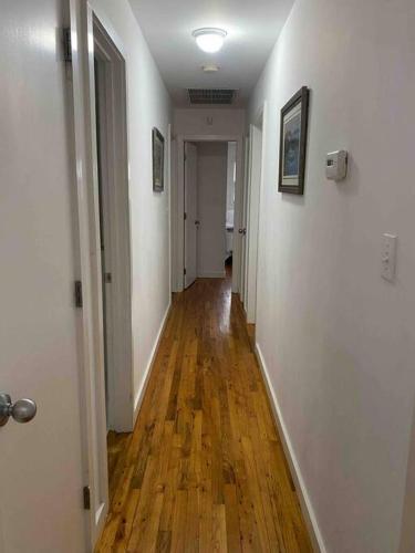 Renovated and Spacious Summer Home with Water View in Схід Маріон