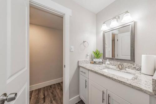 Walk to AT&T stadium, KING BED! Close 2 Everything in Arlington, USA