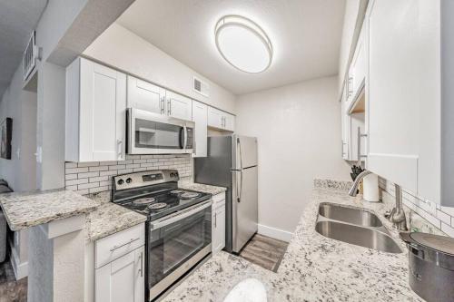 Walk to AT&T stadium, KING BED! Close 2 Everything in Arlington, USA