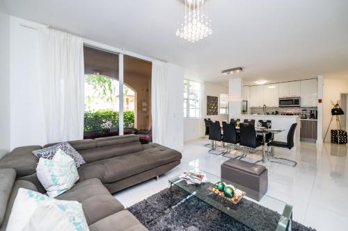 Luxury 3 Bds in Aventura Yacht club in Aventura, USA