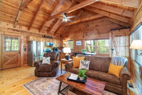 1 Mile to Dollywood 7 miles to Gburg HotTub Rustic in Pigeon Forge, USA