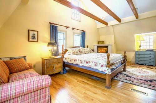 Private Tavern, Hot Tub, 8-Fireplaces, Spa Baths, Fire Pit, Baths Ensuite - Shop or Ski! in Landgrove Town Center, USA