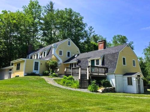 Private Tavern, Hot Tub, 8-Fireplaces, Spa Baths, Fire Pit, Baths Ensuite - Shop or Ski! in Landgrove Town Center, USA