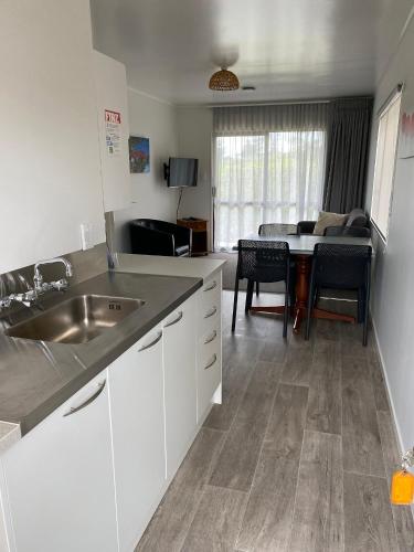virtuve, Opononi Lighthouse Motel in Omapere