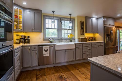 Fireplace, Ski-Okemo, Apple Trees, Piano, Amazing Views, Firepit, Priory, Pool, Fields, Theatre!, Weston (zdjęcie 3)