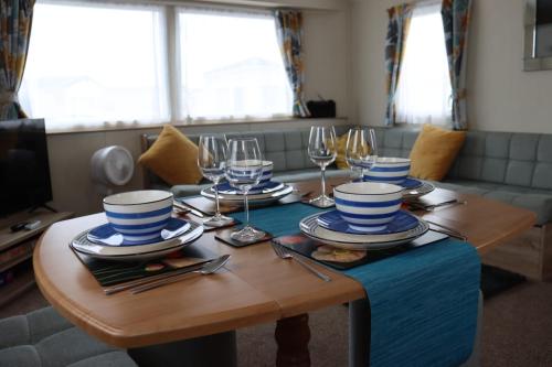 Chic, spacious & fun coastal retreat - family friendly - 3 min walk to beach Chic, spacious & fun coastal retreat - family friendly - 3 min walk to beach