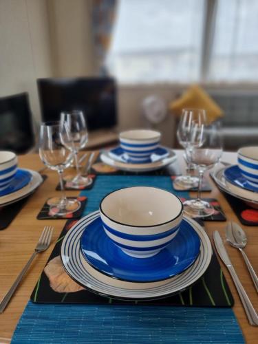 Chic, spacious & fun coastal retreat - family friendly - 3 min walk to beach Chic, spacious & fun coastal retreat - family friendly - 3 min walk to beach