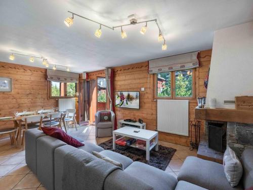 Appartement spacieux proche pistes avec piscine et parking - FR-1-566-71 in Meribel