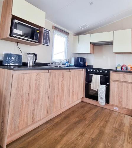 Chic, spacious & fun coastal retreat - family friendly - 3 min walk to beach Chic, spacious & fun coastal retreat - family friendly - 3 min walk to beach