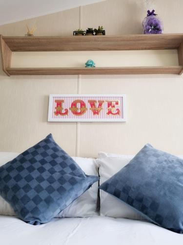 Chic, spacious & fun coastal retreat - family friendly - 3 min walk to beach Chic, spacious & fun coastal retreat - family friendly - 3 min walk to beach