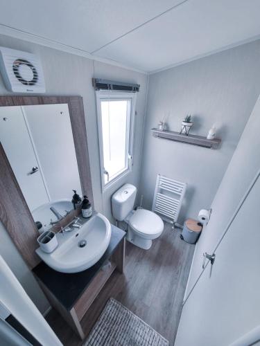 Chic, spacious & fun coastal retreat - family friendly - 3 min walk to beach Chic, spacious & fun coastal retreat - family friendly - 3 min walk to beach