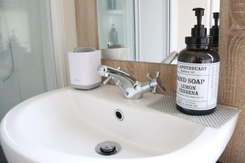 Chic, spacious & fun coastal retreat - family friendly - 3 min walk to beach Chic, spacious & fun coastal retreat - family friendly - 3 min walk to beach