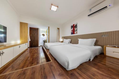 Japanese Tatami Twin Room with Projection Room image 5