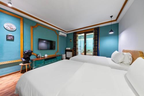 European Style Twin Room with Projection Room image 3