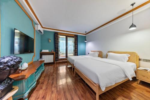 European Style Twin Room with Projection Room image 5