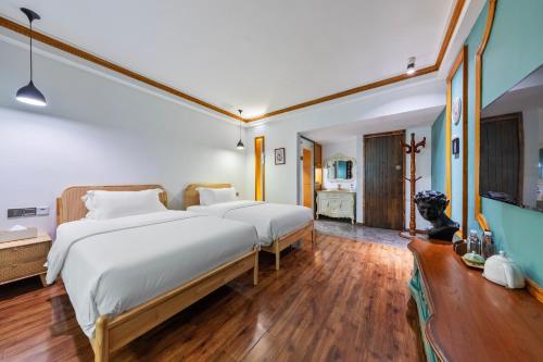 European Style Twin Room with Projection Room image 2