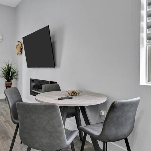Charming 3-Bedroom Home l 5 mins to AA Arena in Dallas, USA