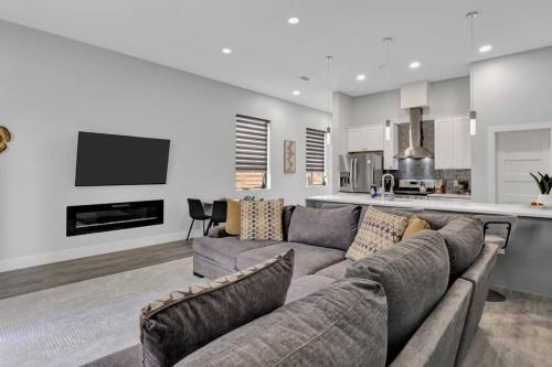 Charming 3-Bedroom Home l 5 mins to AA Arena in Dallas, USA