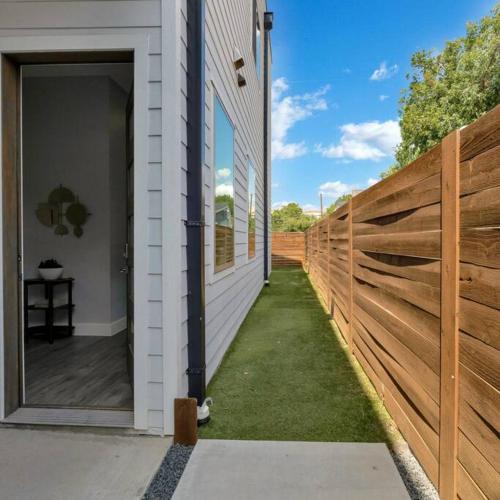 Charming 3-Bedroom Home l 5 mins to AA Arena in Dallas, USA
